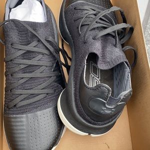 UA Curry 4 Low size 7